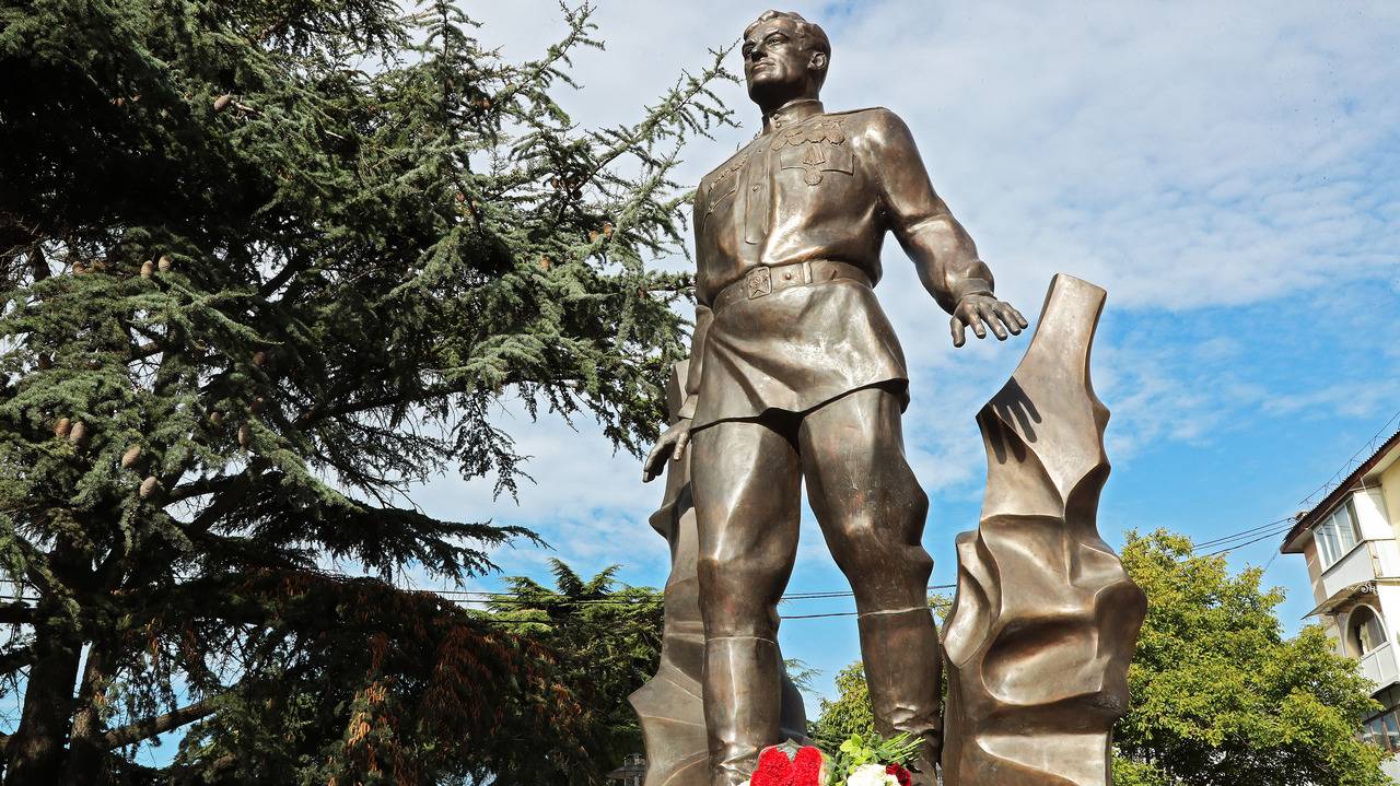 Памятник Амет-Хану Султану