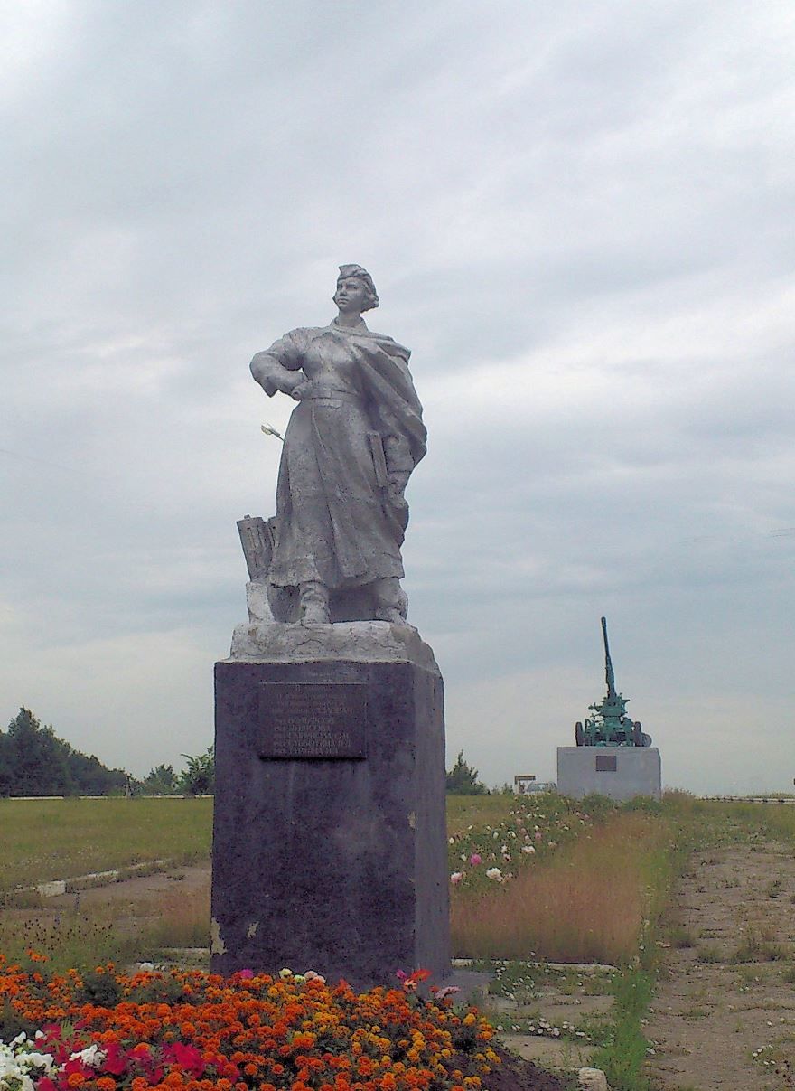 Памятник зенитчицам