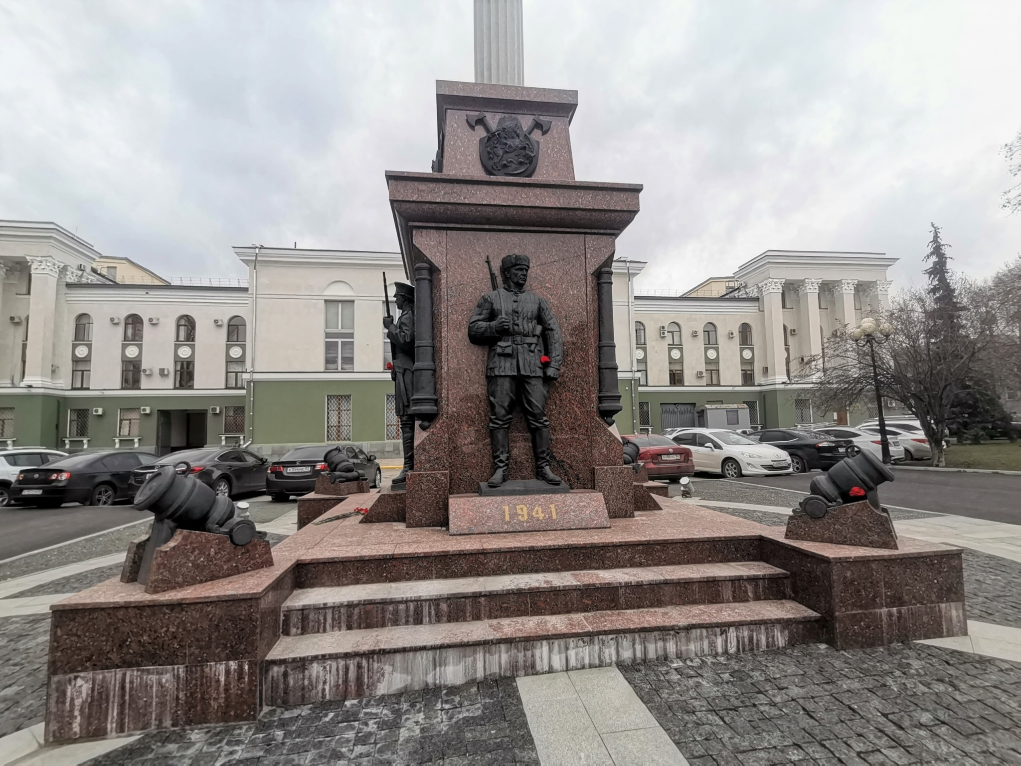 Памятник на месте расстрела жителей Симферополя фашистами