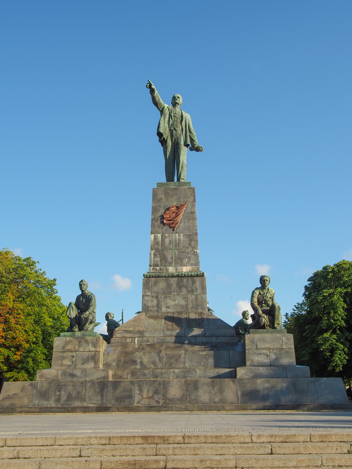 Памятник Володе Ульянову