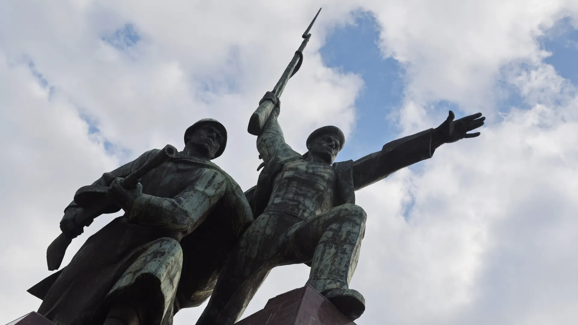 Памятник двум бойцам Красной Армии март 1919г