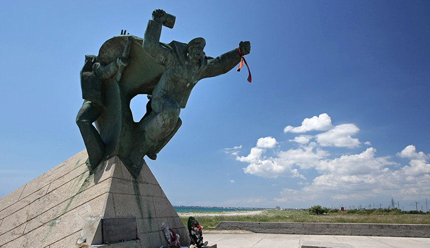 Памятник в честь подвига героев-десантников