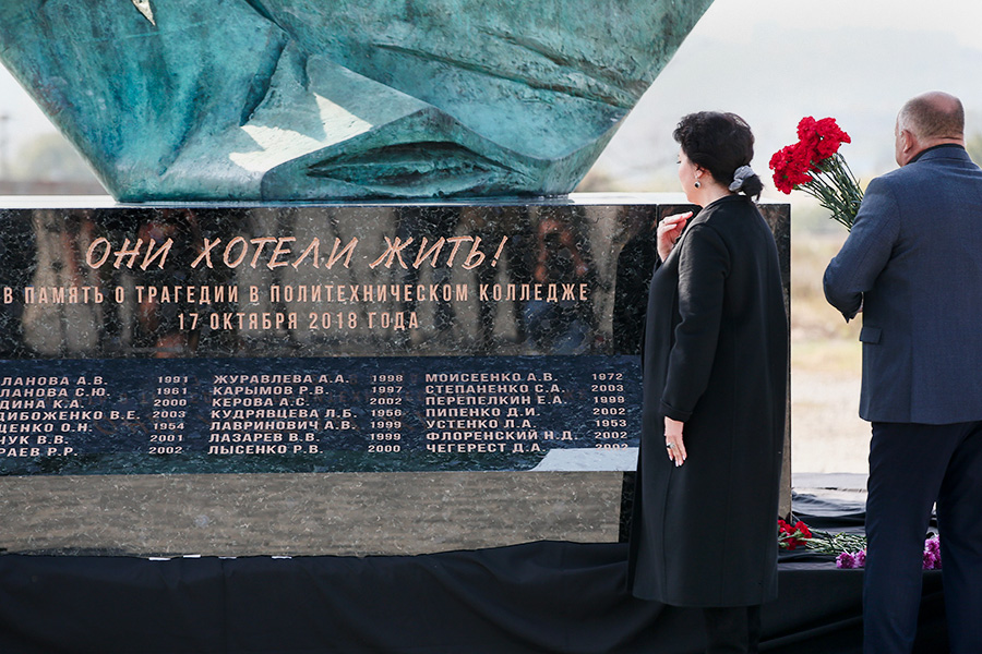 Памятная доска жертвам расстрела в Камыш-Бурунском рве
